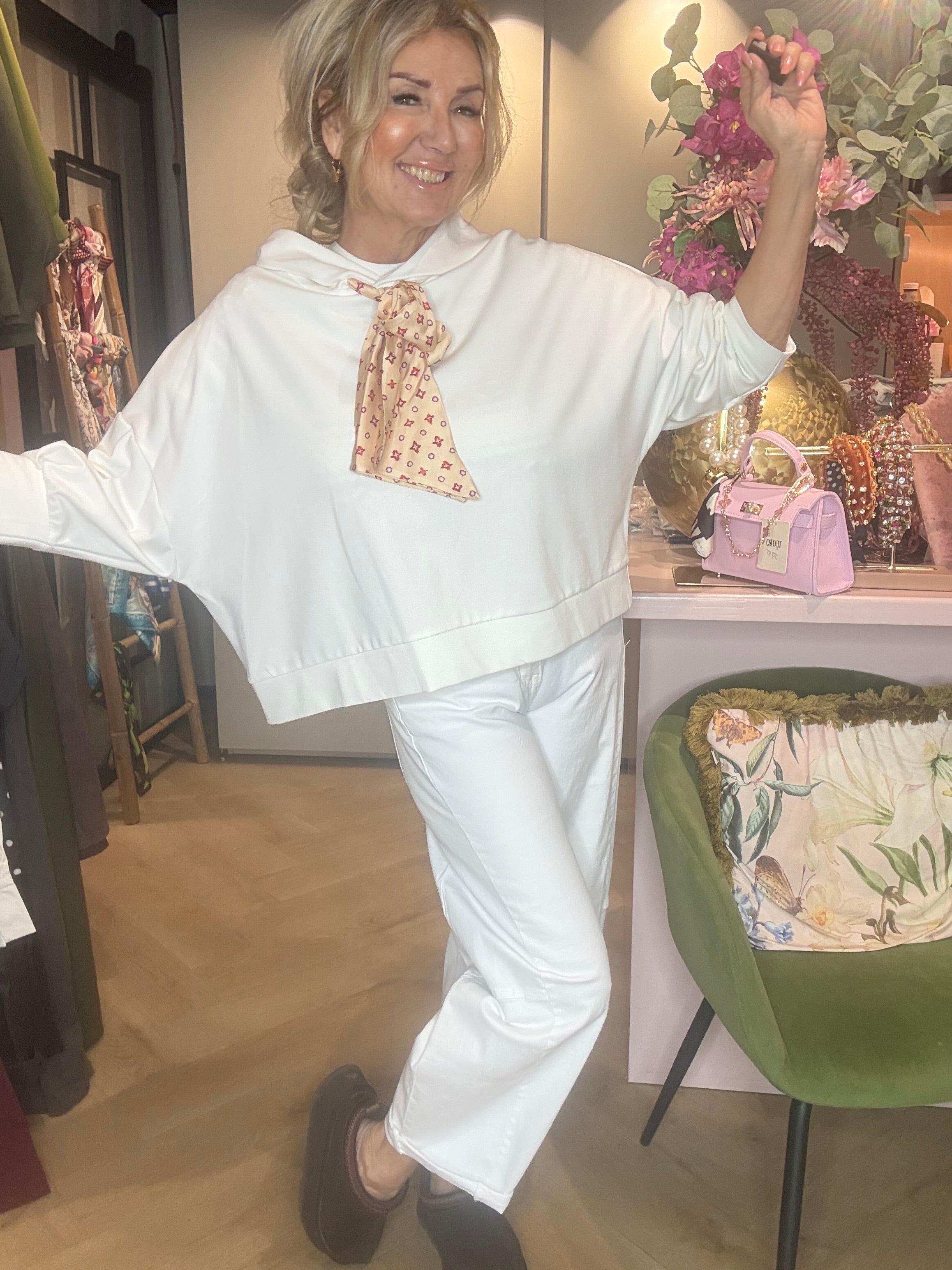 Sweater Off White med lakserød sløjfe